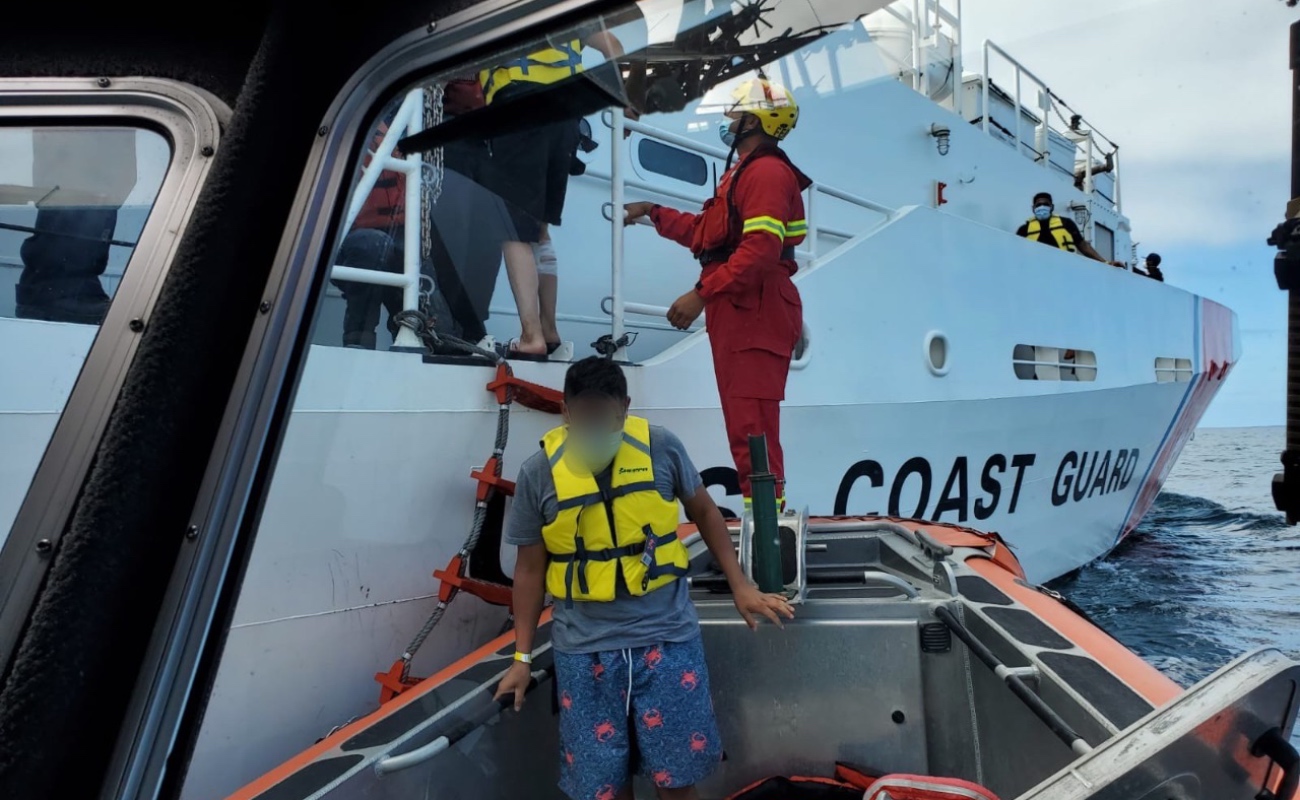 Rescatan a 19 personas de embarcación a la deriva cerca de Isla Coronado