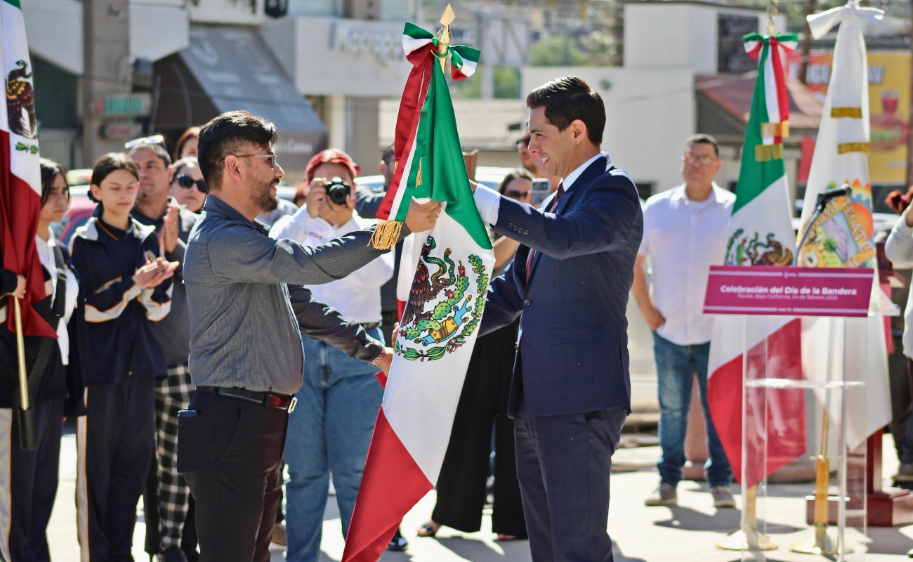 Conmemora Alcalde Román Cota el día de la bandera en Tecate