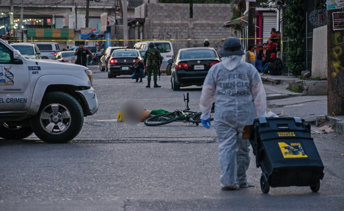 Hallan cuerpos de pareja encobijada dentro de vehículo en Playas de Tijuana