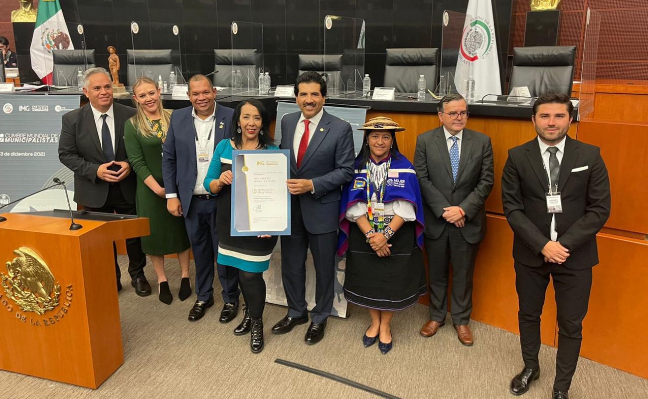 Recibe alcaldesa Araceli Brown doble reconocimiento en el Senado de la República