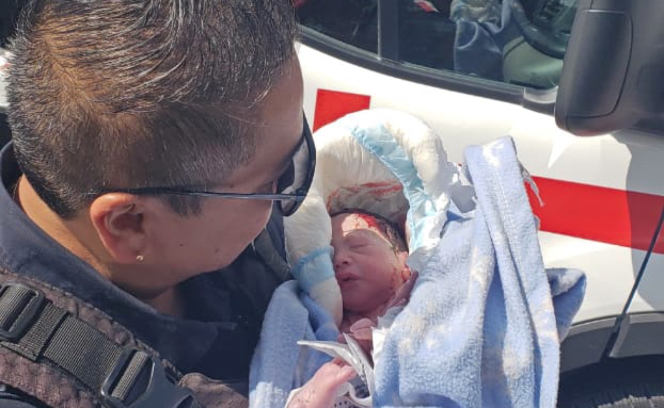 Brindan policías municipales auxilio a recién nacido y su madre