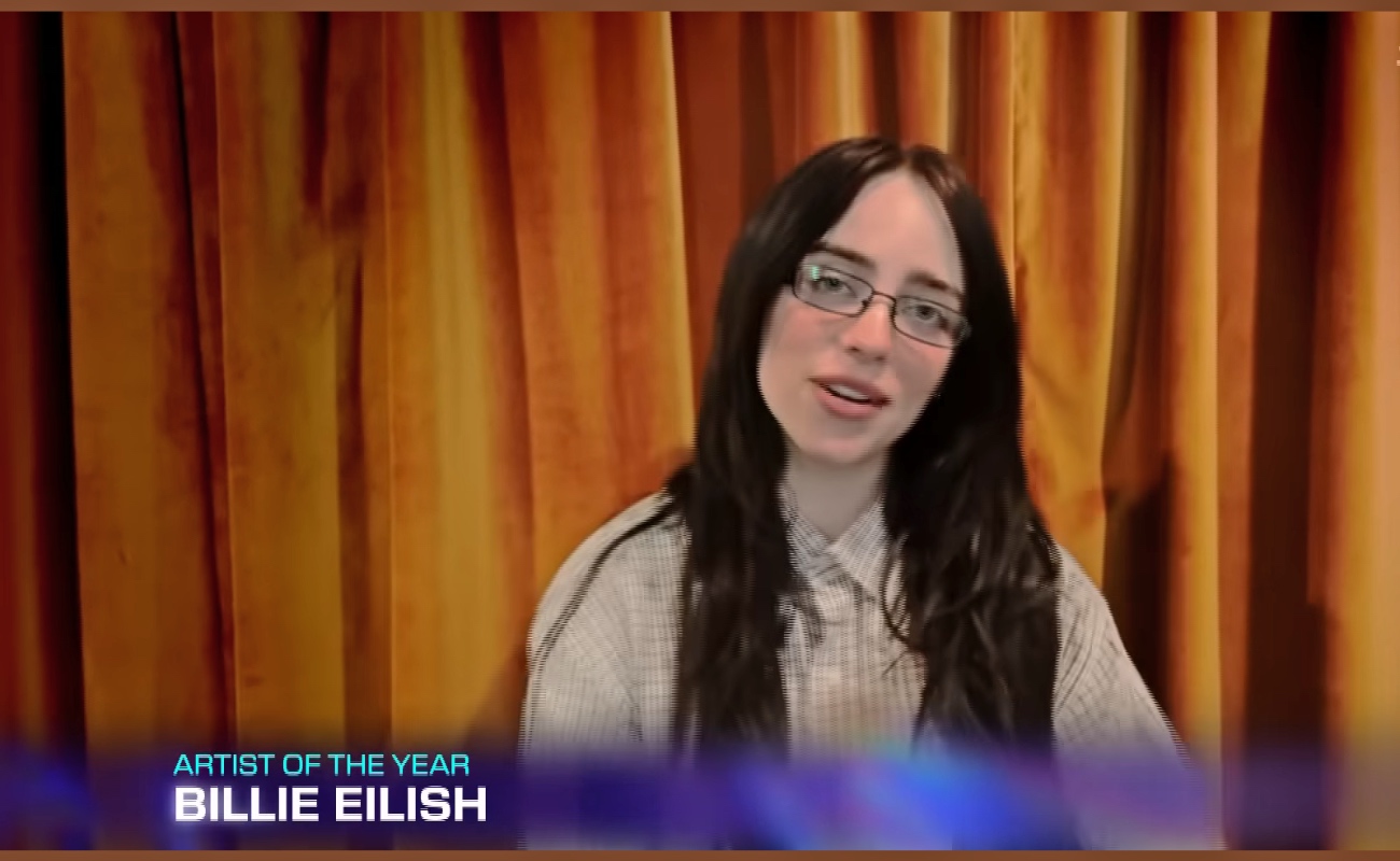 Billie Eilish arrasa en los AMAs 2025 y se consagra como Artista del Año