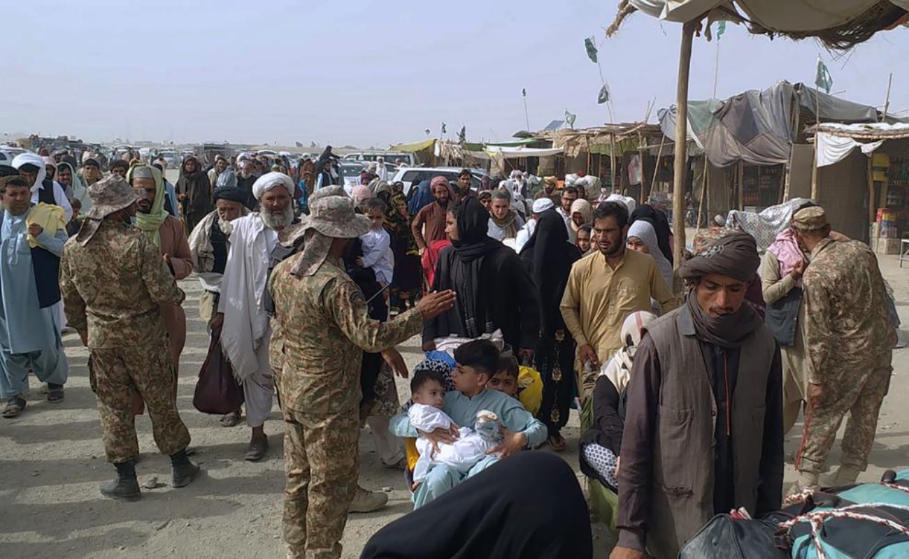 Miles tratan de escapar de Afganistan ante el avance del Talibán