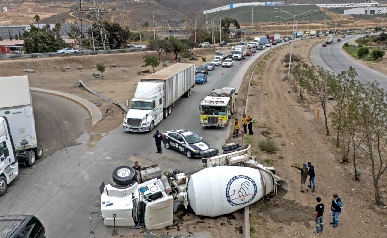 Camión de concreto se vuelca sobre el bulevar 2000