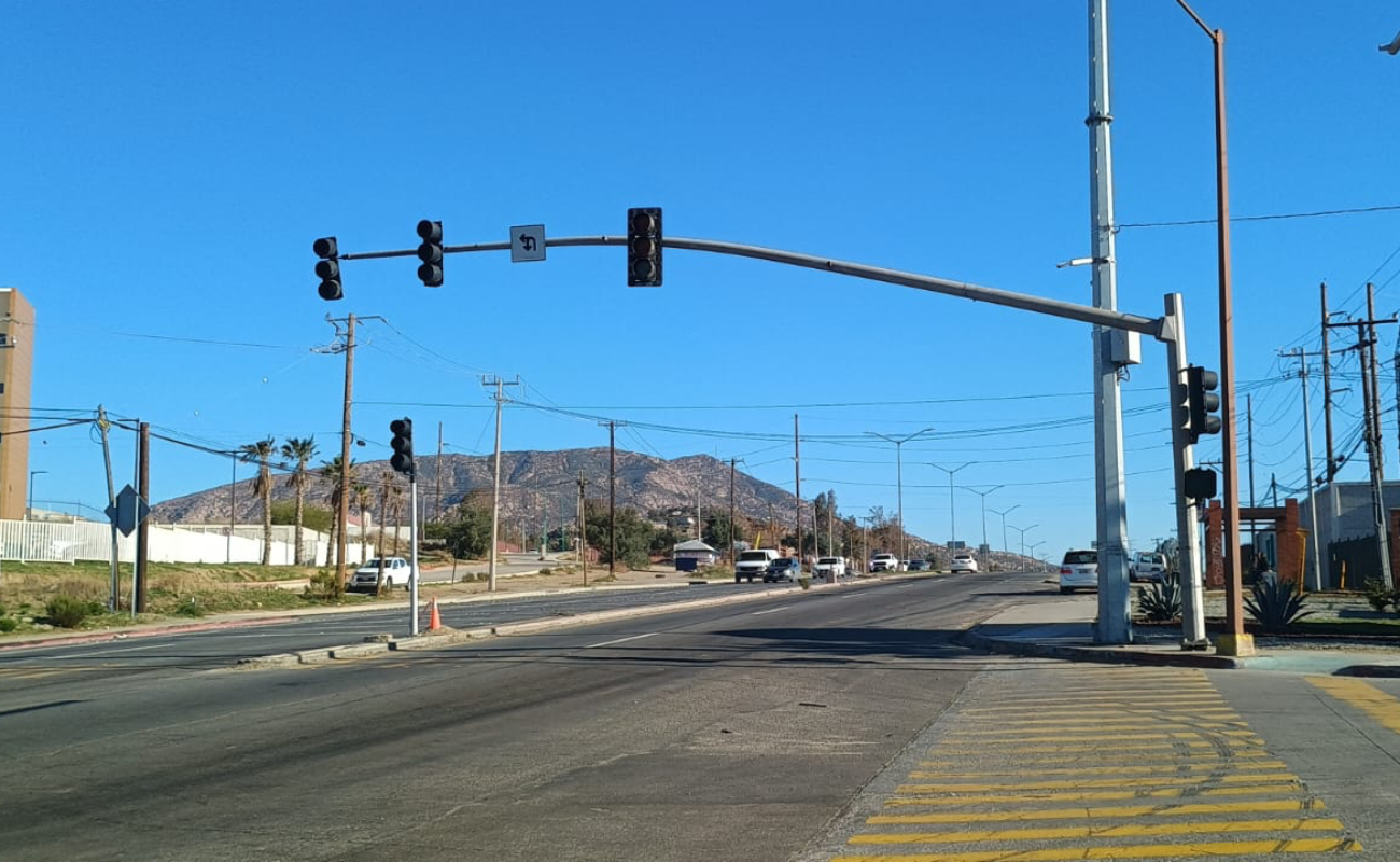 Rehabilita SIDURT semáforo en kilómetro 140 de carretera libre Tijuana-Tecate