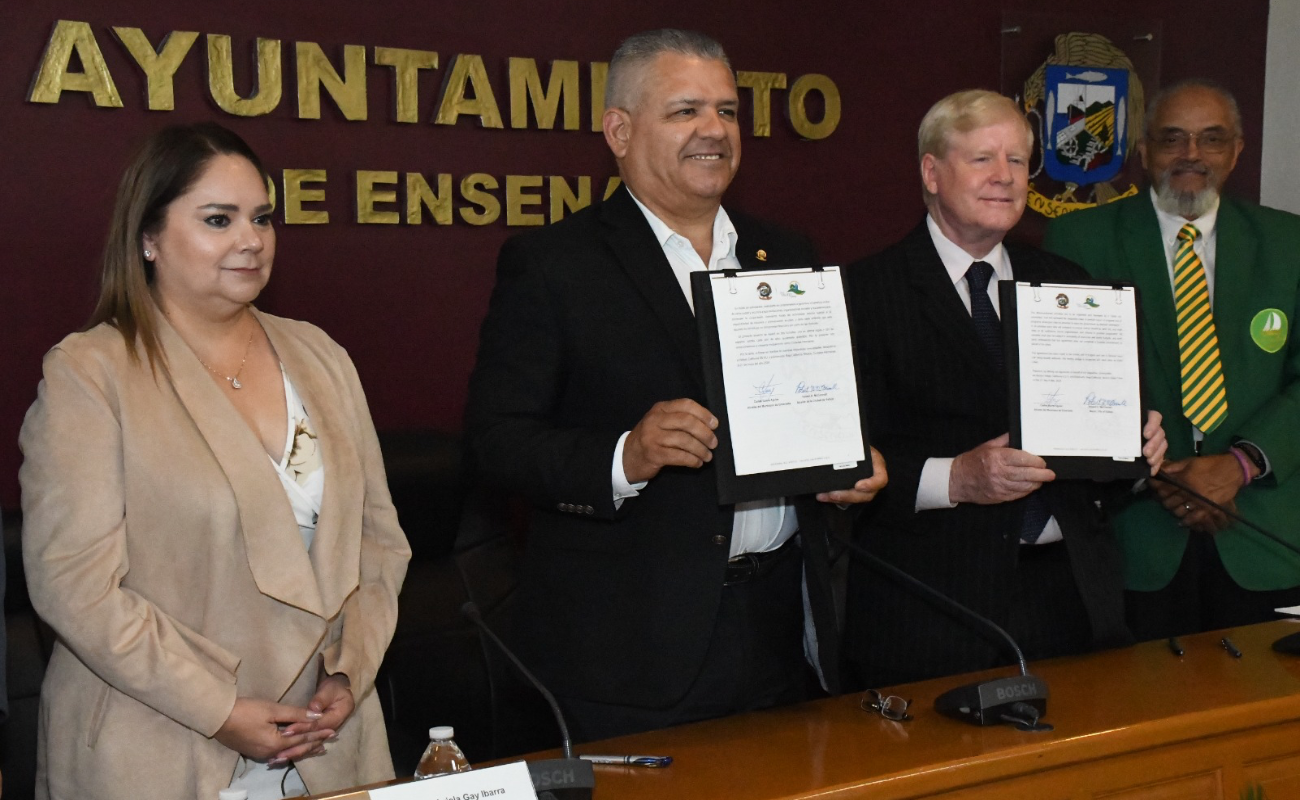 Firman alcaldes Carlos Ibarra y Robert H. McConnell convenio de hermanamiento entre Ensenada y Vallejo, CA