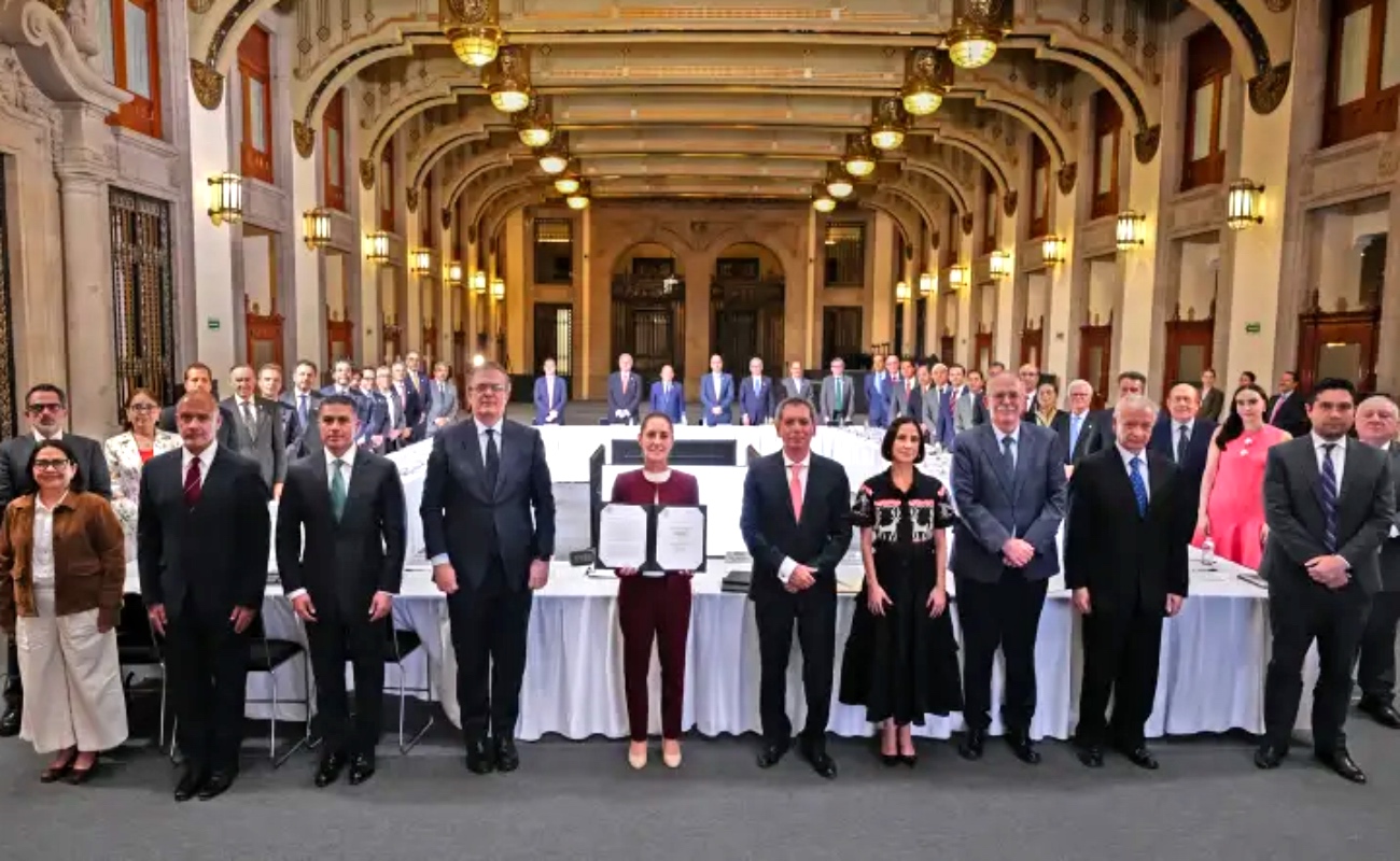 Sheinbaum y Hacienda celebran renovación del Pacic en Palacio Nacional; fijan canasta de 24 productos en 910 pesos