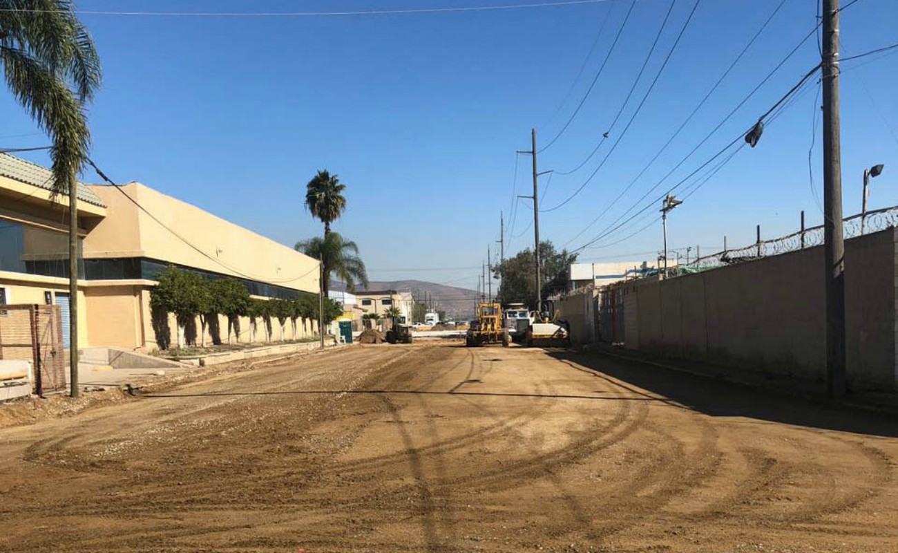 Un nuevo bulevar esta en proceso de construcción en la zona industrial de Otay.