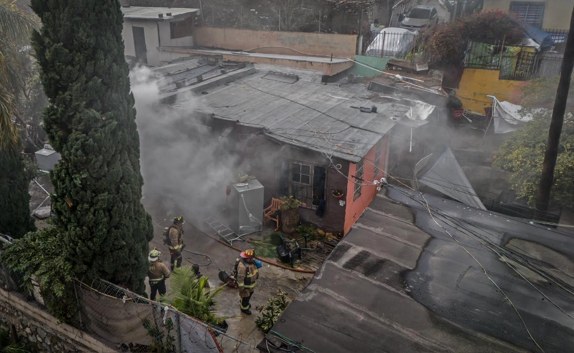 Vecinos y bomberos rescatan a hombre de incendio en el Cañón K