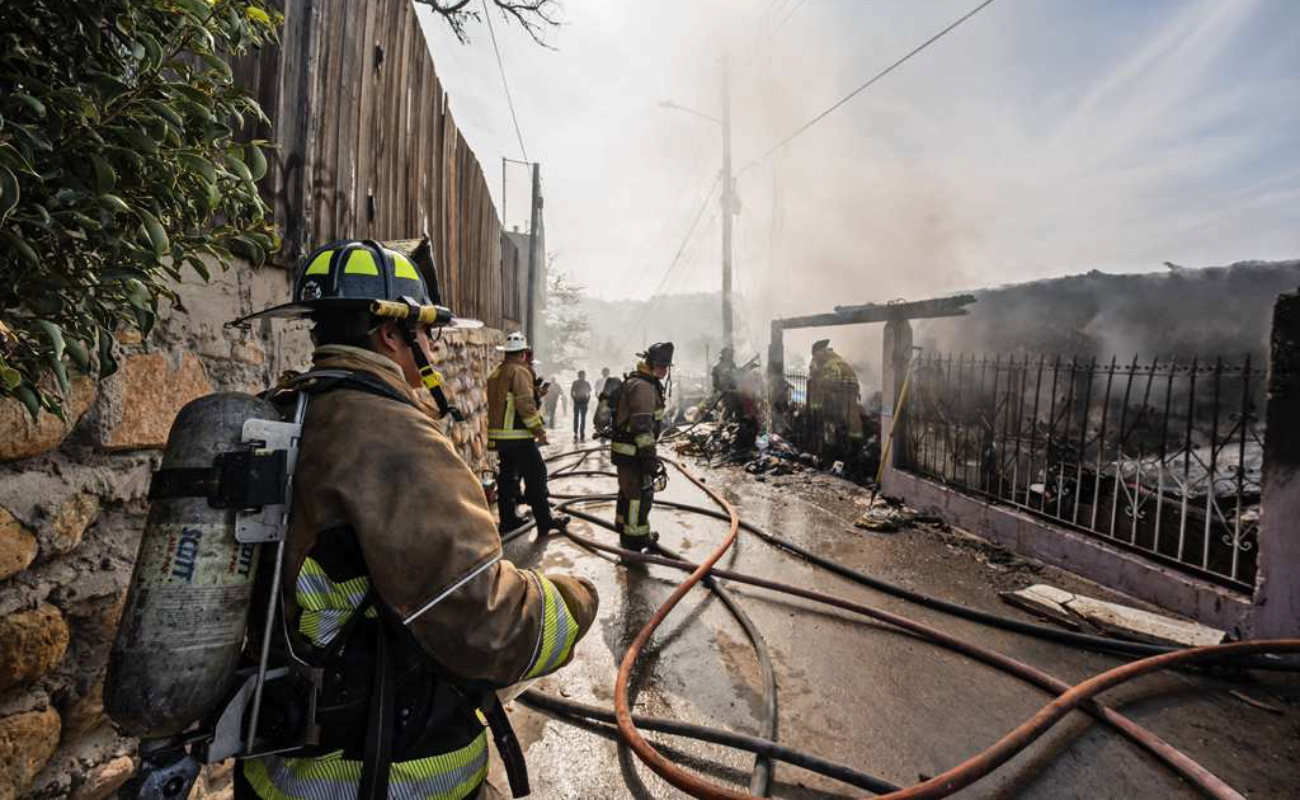 Más 25 bomberos trabajaron para combatir el siniestro.