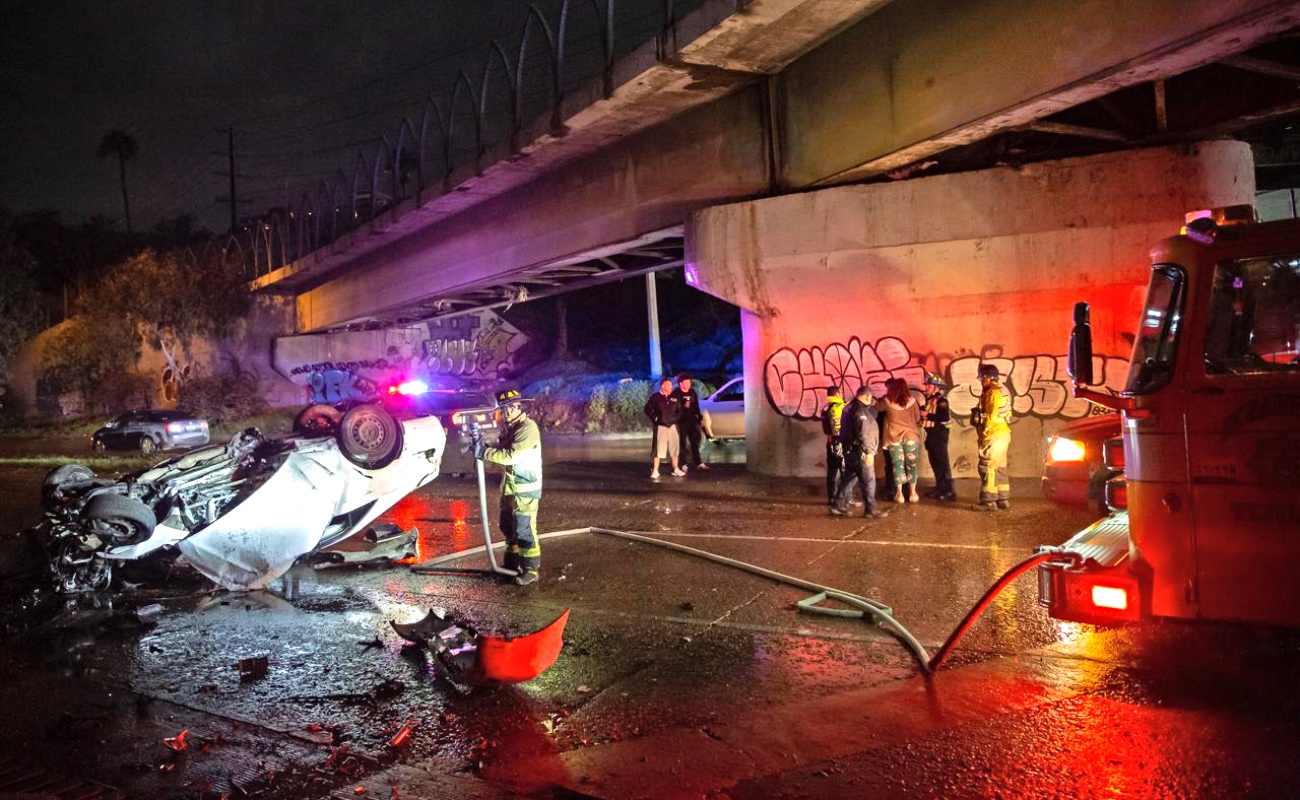 Circulaban a exceso de velocidad sobre pavimento mojado por la lluvia, perdió el control del automóvil.