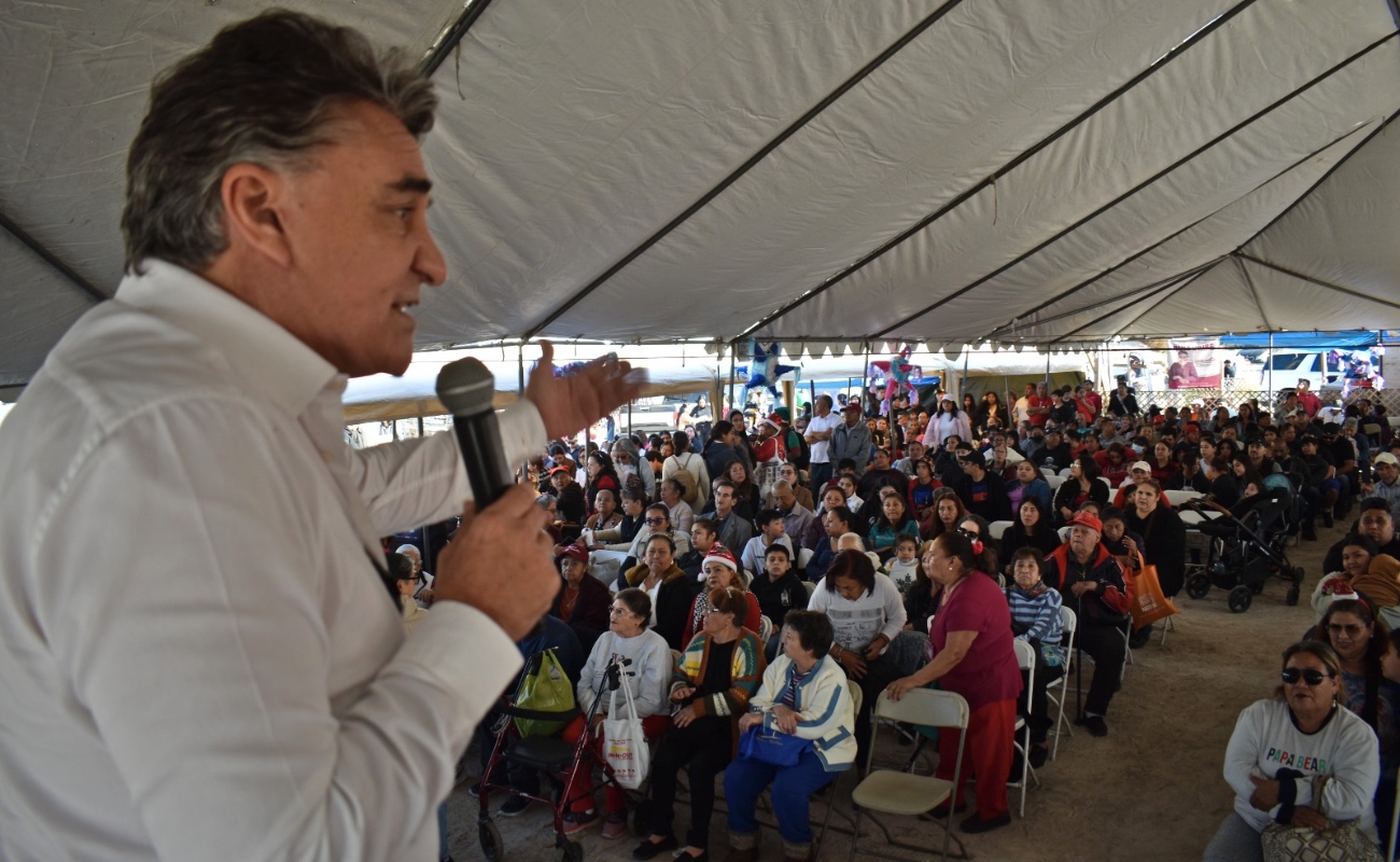 Jesús Alejandro Ruiz Uribe estuvo acompañado por su esposa Marcela Valdez.