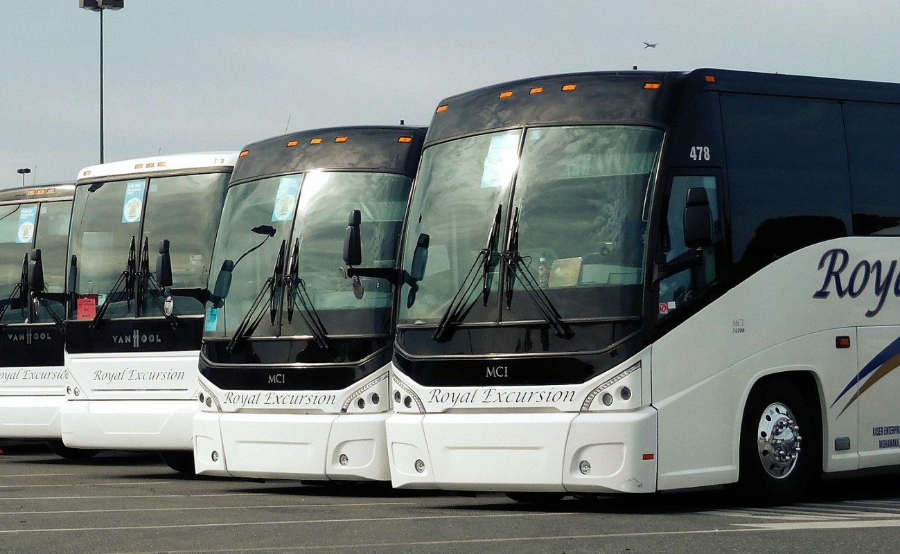 El descuento se efectuará en todas las corridas del servicio público y en los servicios de primera y económico del autotransporte federal de pasajeros.
