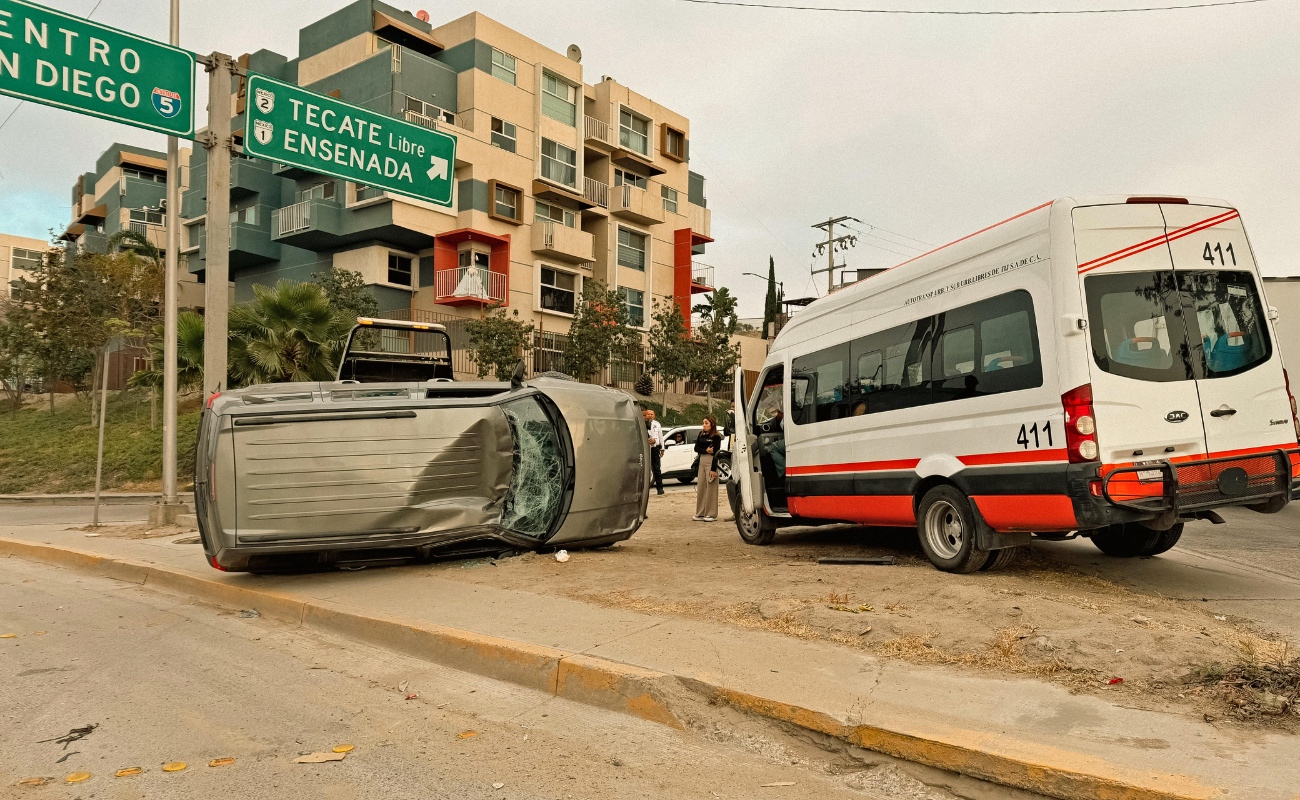 Chocan unidad Altisa y camioneta particular en la Vía Rápida Alamar
