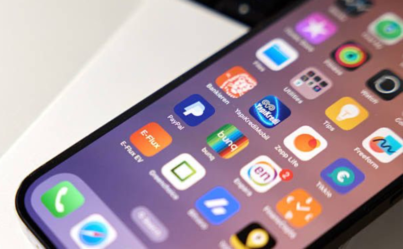 Las aplicaciones falsas pueden esconder malware, robar información personal o incluso generar cargos no autorizados.