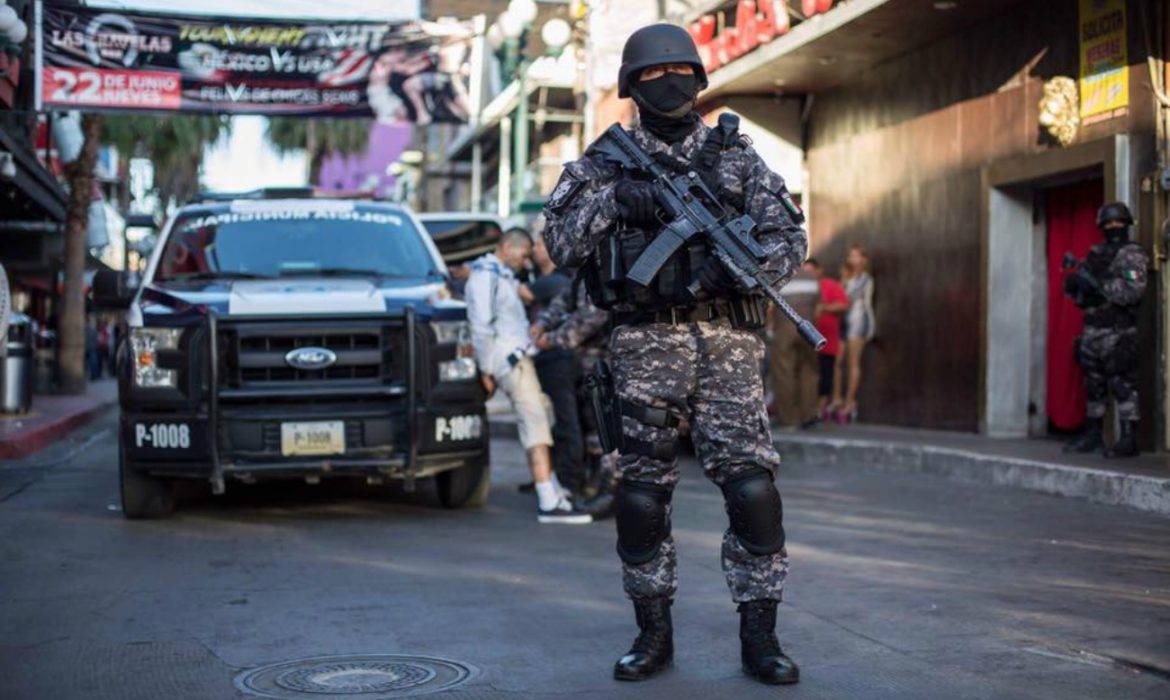 Suspenden a 41 policías municipales de Tijuana