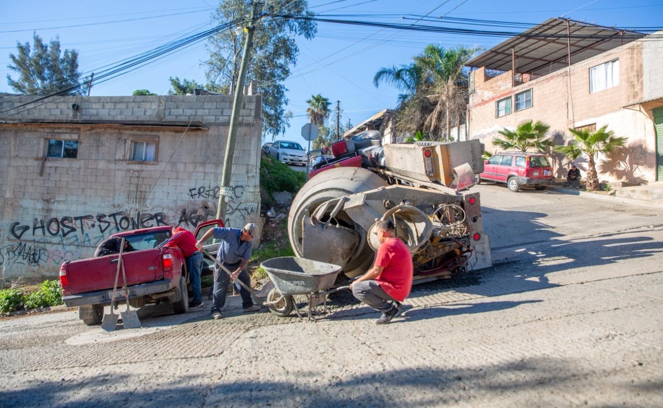 Máquina revolvedora de cemento termina volcada en la colonia Rinconada