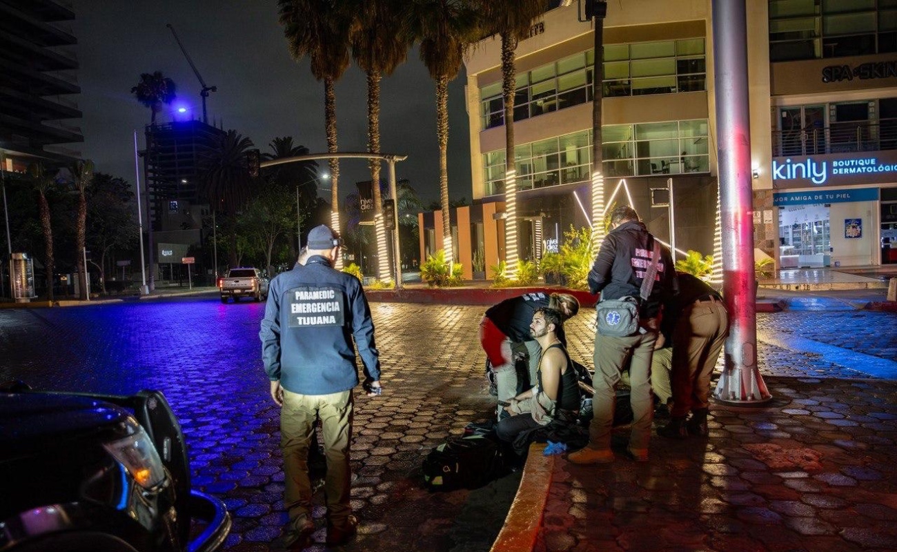Motociclista derrapa por lluvia en Zona Río