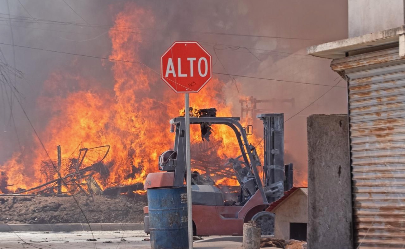Rescata Bomberos a hombre atrapado en voraz incendio en el Ejido Francisco Villa