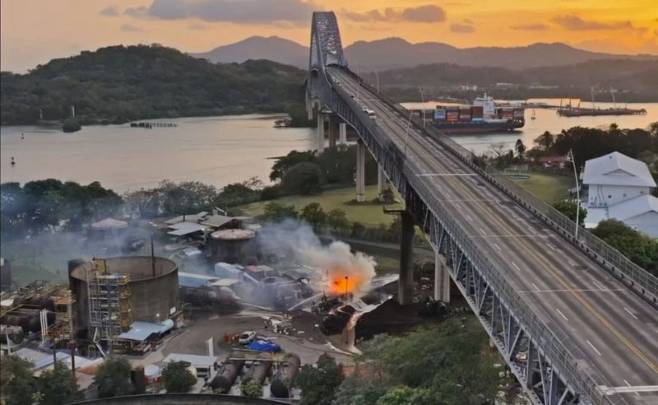 Equipos de emergencia trabajan en la zona tras la explosión de un camión cisterna en un puente cercano al Canal de Panamá.