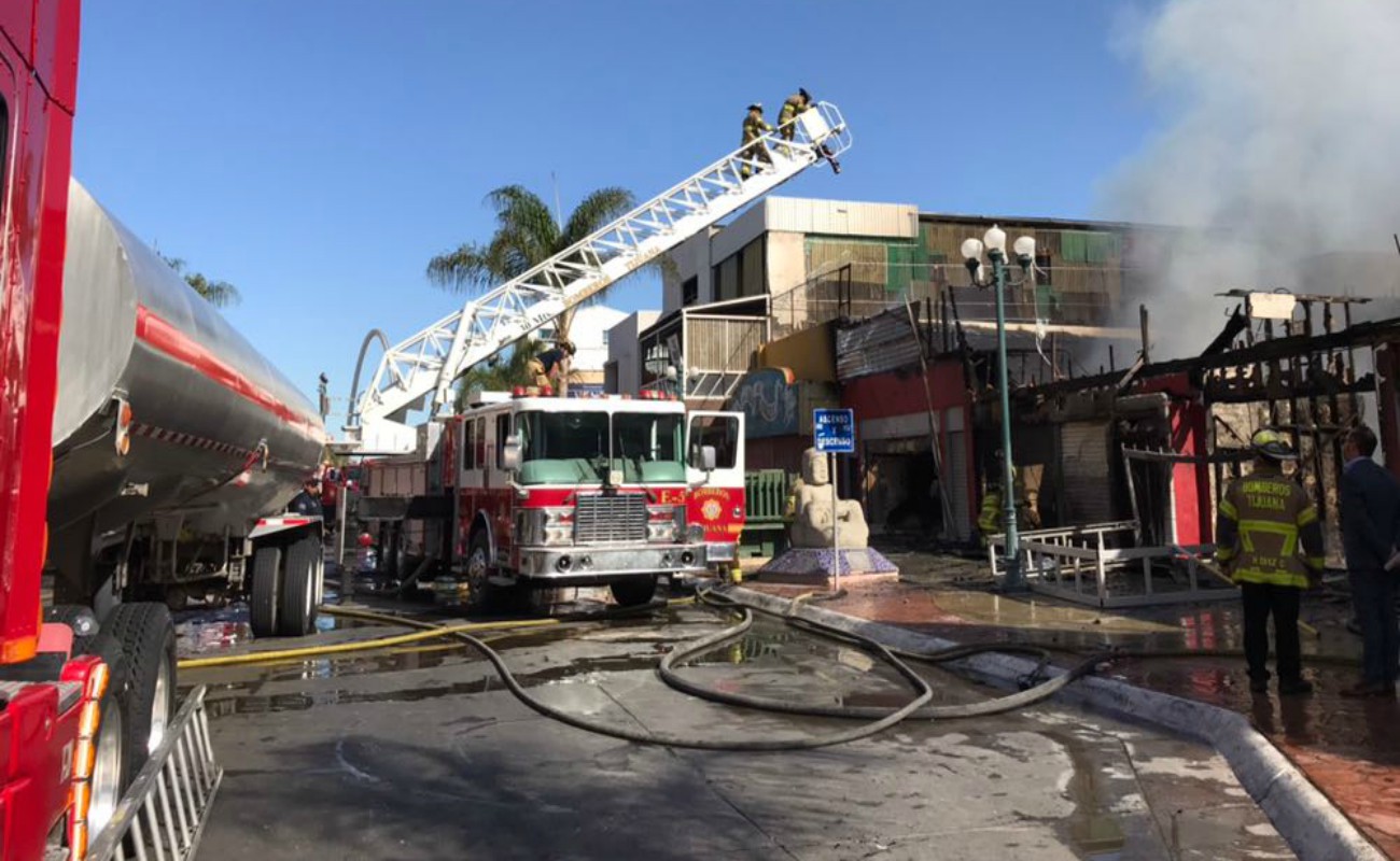 Un incendio afectó a tres locales de la Avenida Revolución de Tijuana.