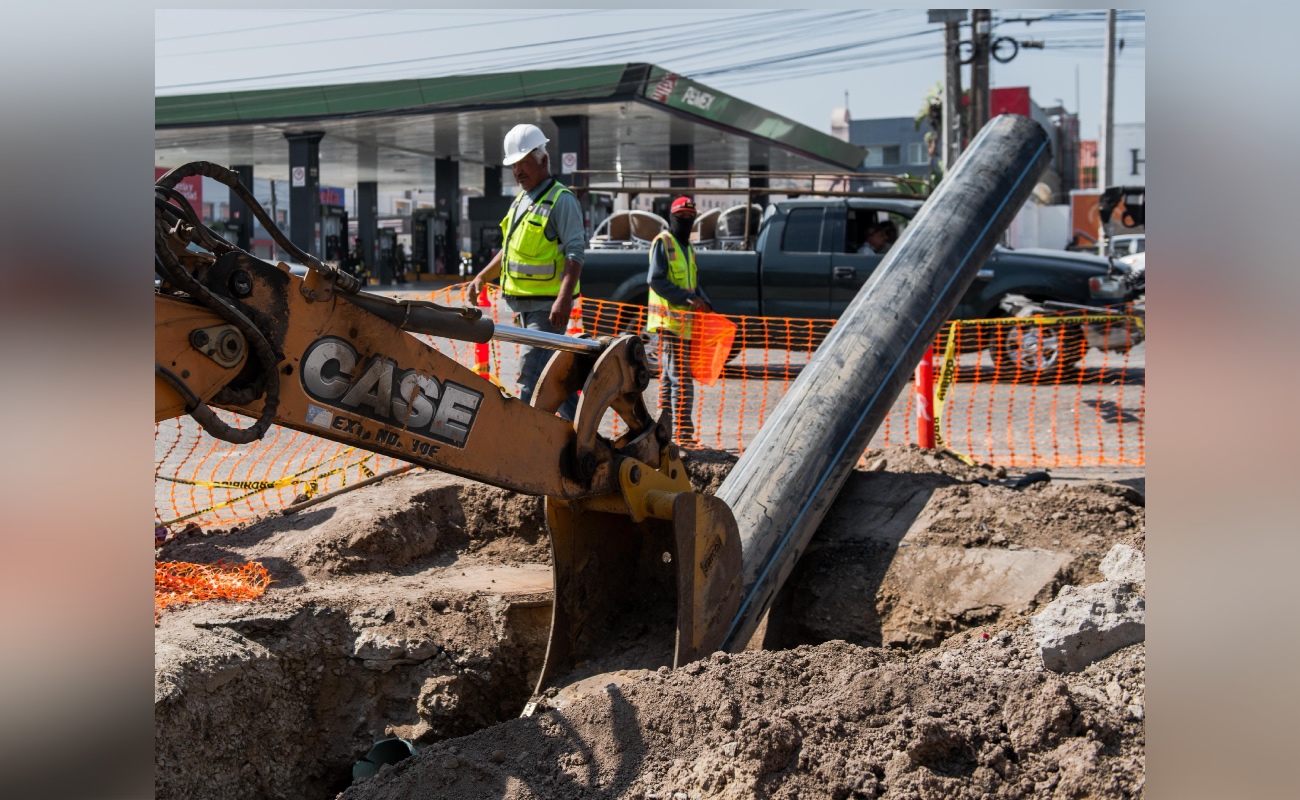 La obra mejora el servicio para más de 27 mil habitantes e incorpora técnicas que permiten renovar la red sin abrir toda la vialidad.