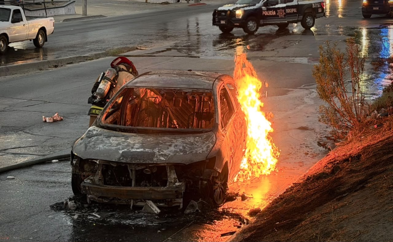 Elementos del cuerpo de Bomberos atendieron la emergencia y sofocaron las llamas.
