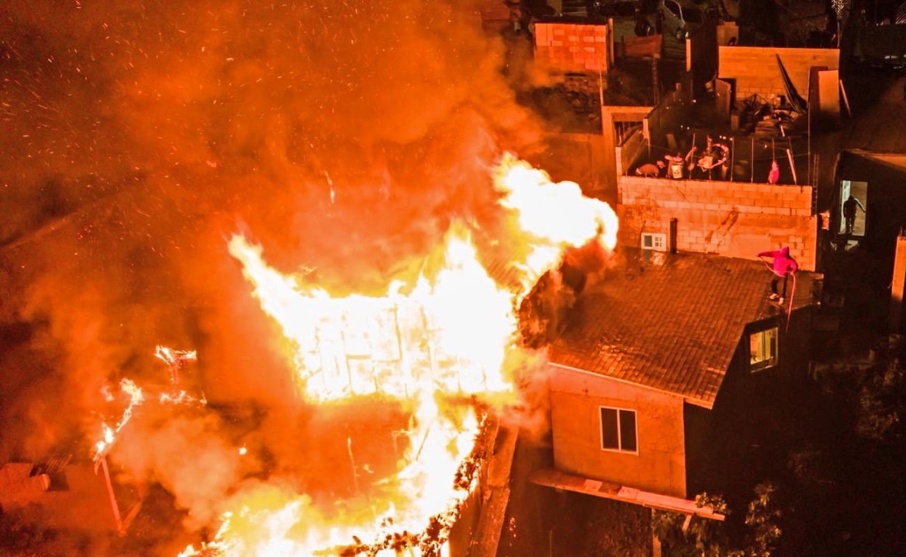 Incendio consume vivienda en la colonia Lázaro Cárdenas