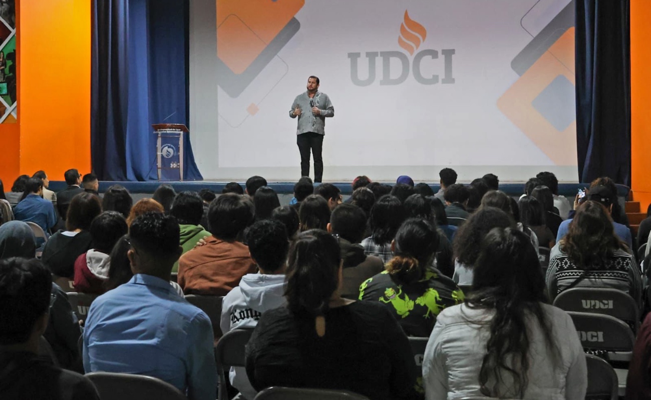 Dialoga Ismael Burgueño con estudiantes de la Universidad de las Californias Internacional