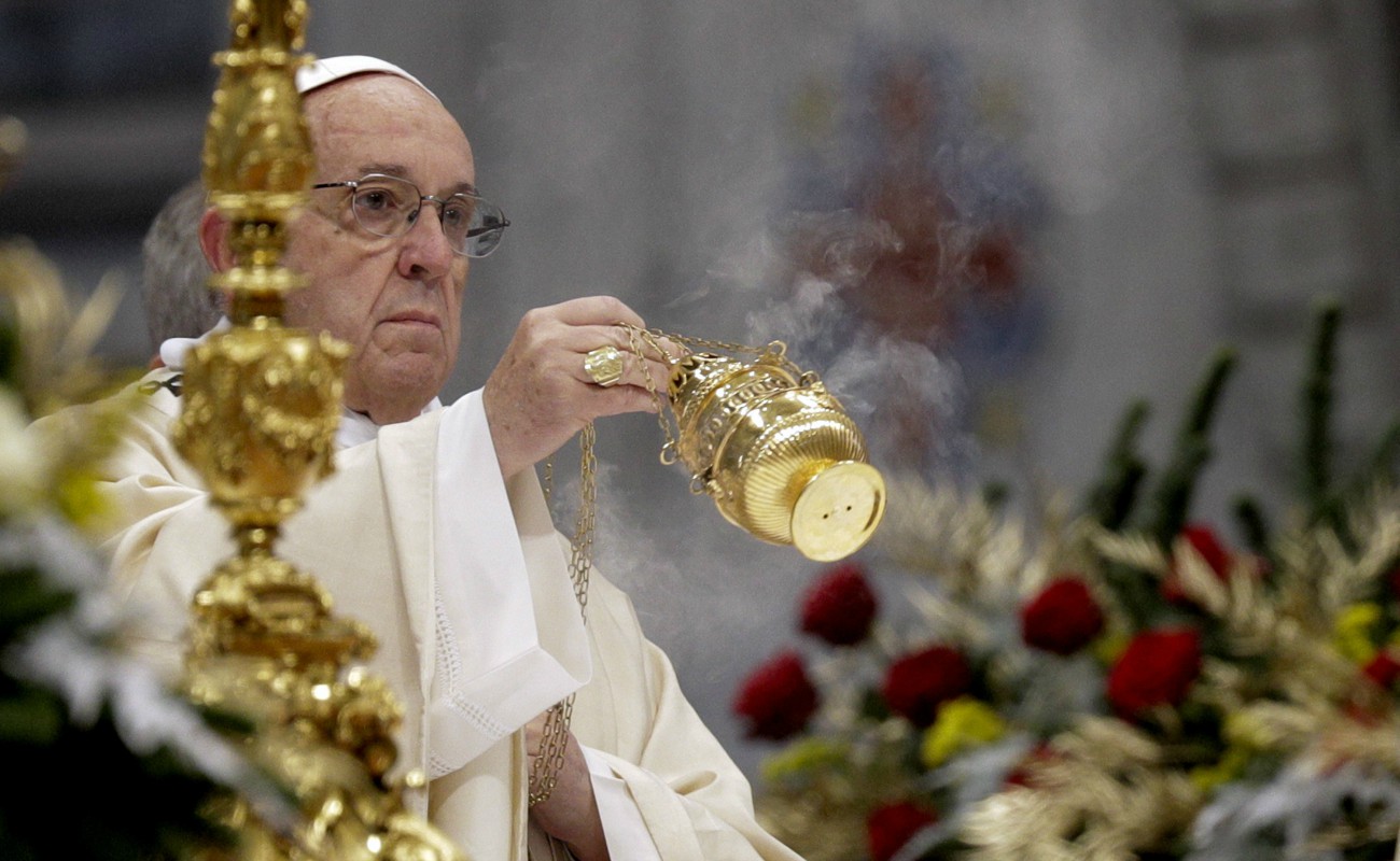 La decisión de la Iglesia en el Concilio Vaticano II de usar idiomas que la gente comprende para permitir a los fieles seguir de mejor manera la misa.