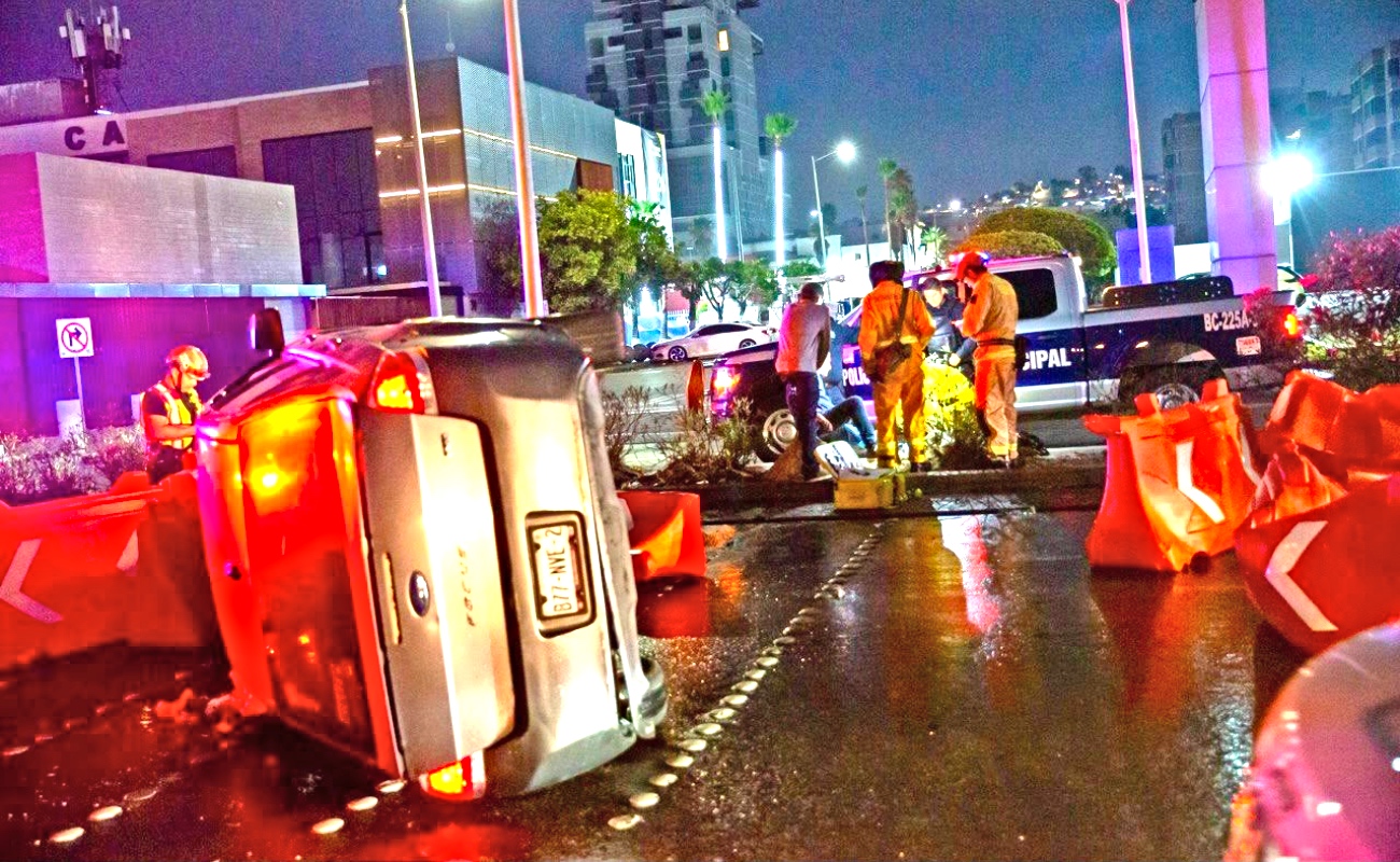 El conductor sufrió una fractura en la pierna derecha.