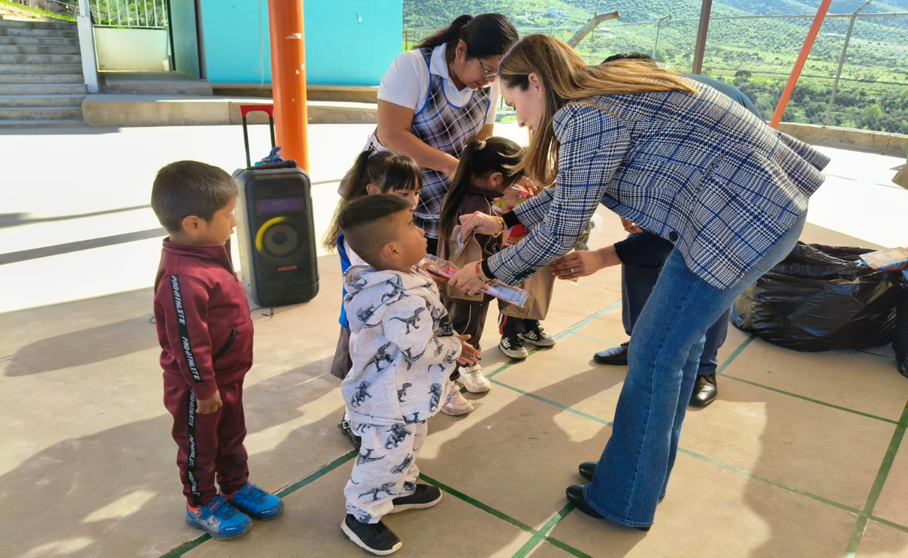 Entregan juguetes y un refrigerio a las niñas y niños del Jardín de Niños Buenavista.