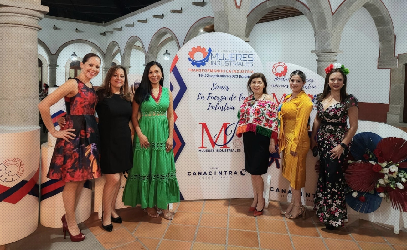 Mariana Montalvo recibió uno de los galardones debido por impulsar temas de capacitación, de responsabilidad social, de generación de negocios a través de networking, así como el acercamiento con instituciones educativas.
