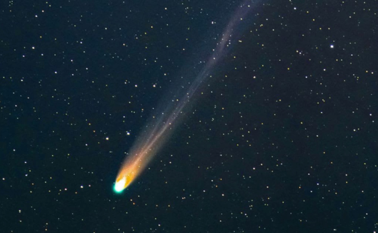 Representación artística del cometa C/2024 E1 mientras cruza el Sistema Solar en una trayectoria hiperbólica que lo llevará de regreso al espacio interestelar.