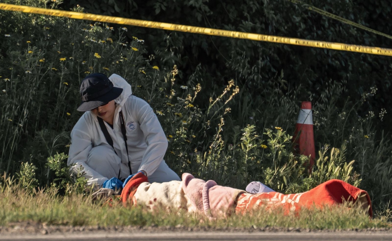Abandonan cuerpo envuelto en cobija y con narcomensaje en Villa del Campo