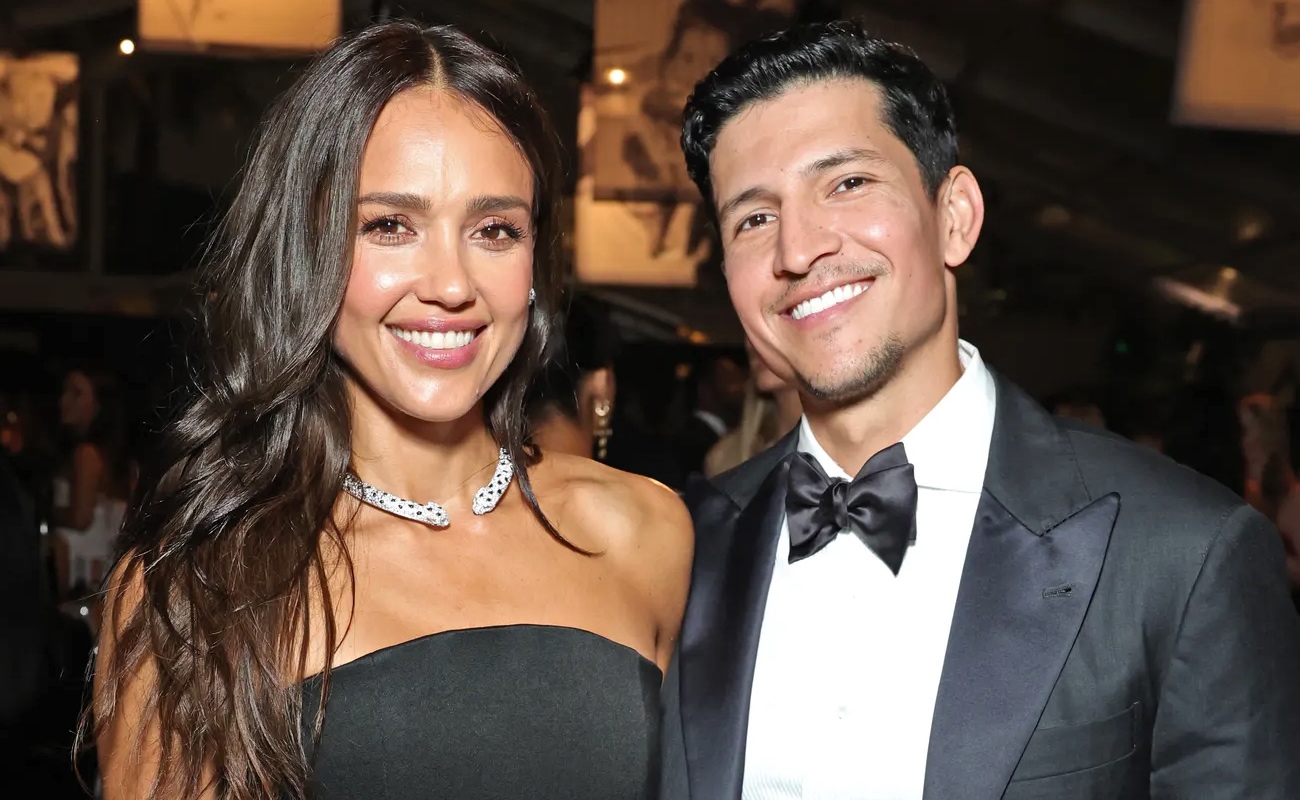 Jessica Alba y Danny Ramírez confirman su relación durante la gala Baby2Baby en West Hollywood, marcando una nueva etapa en la vida personal de la actriz.