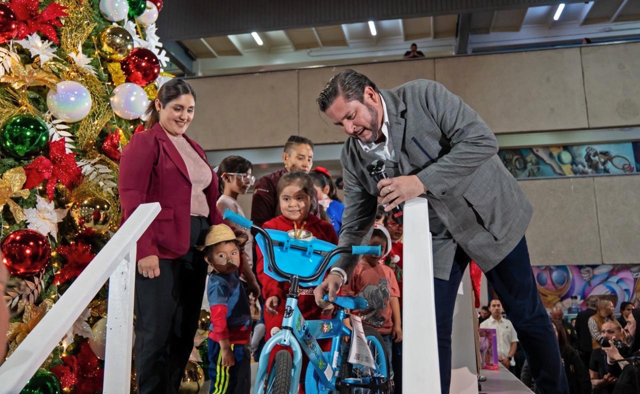 Durante el evento el alcalde hizo entrega de juguetes.