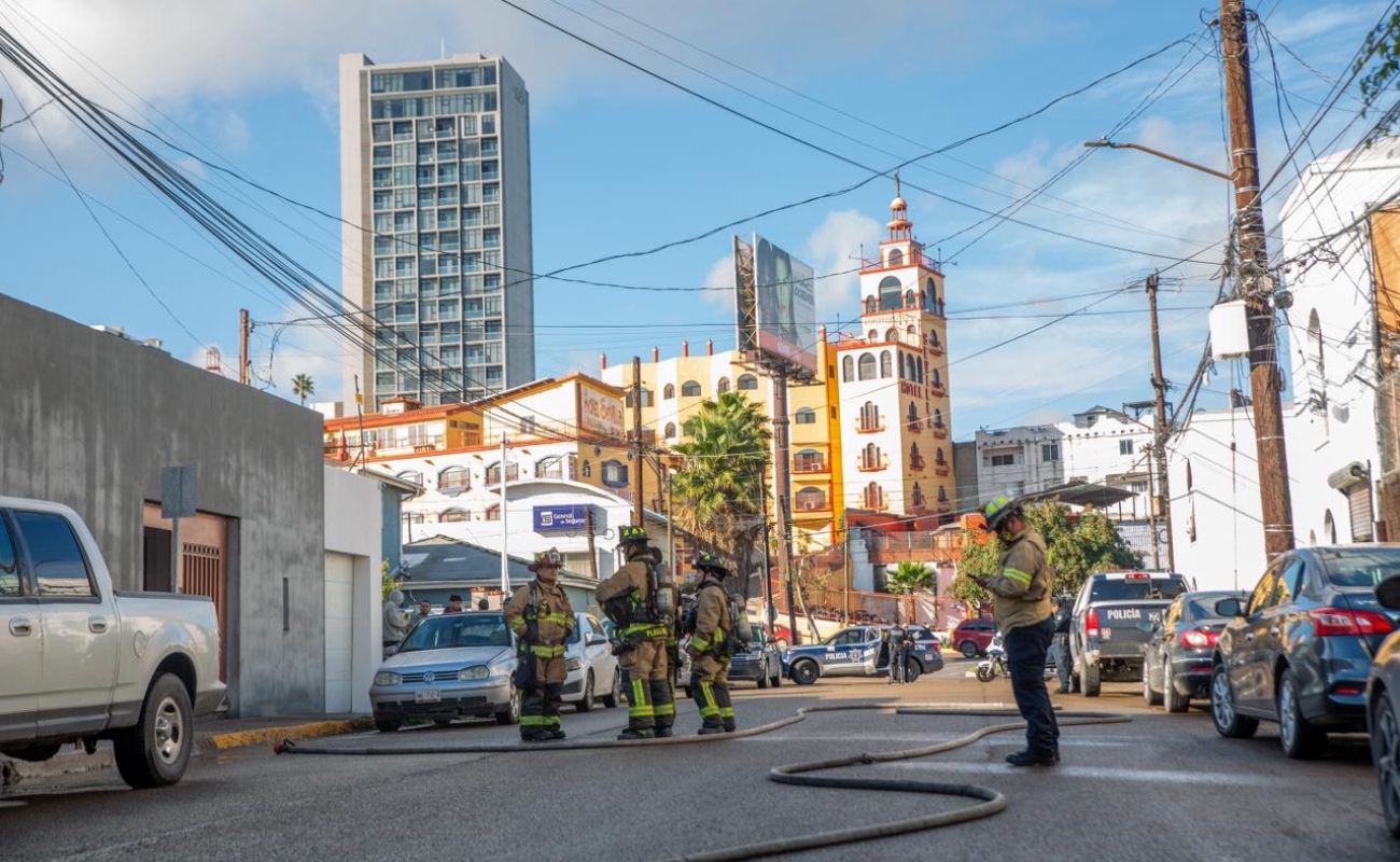 Los bomberos procedieron a prensar la tubería para controlar la fuga, logrando contener el riesgo en el lugar