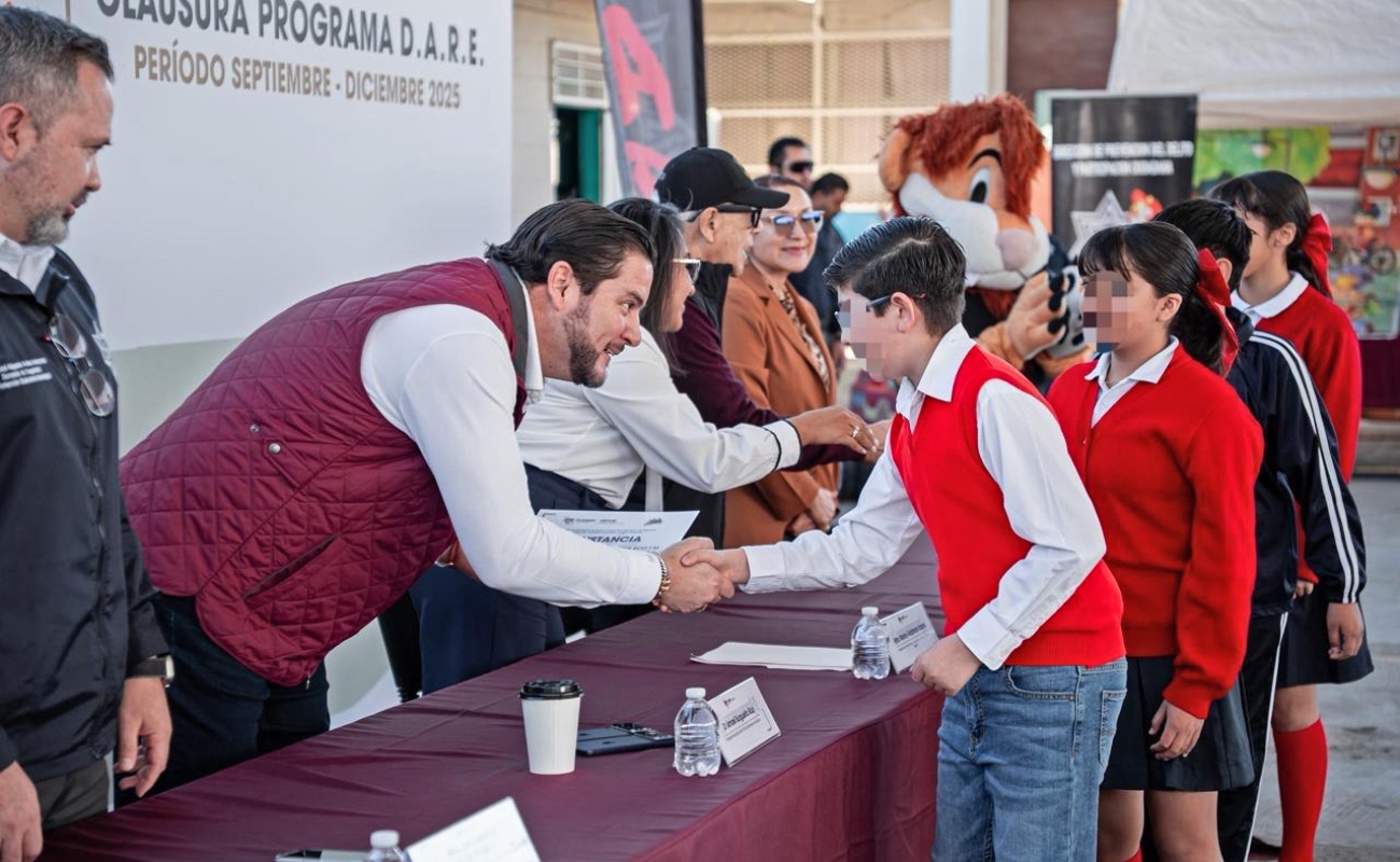 El alcalde Ismael Burgueño clausuró el programa D.A.R.E. en Tijuana, beneficiando a más de 6 mil estudiantes de primaria y secundaria.