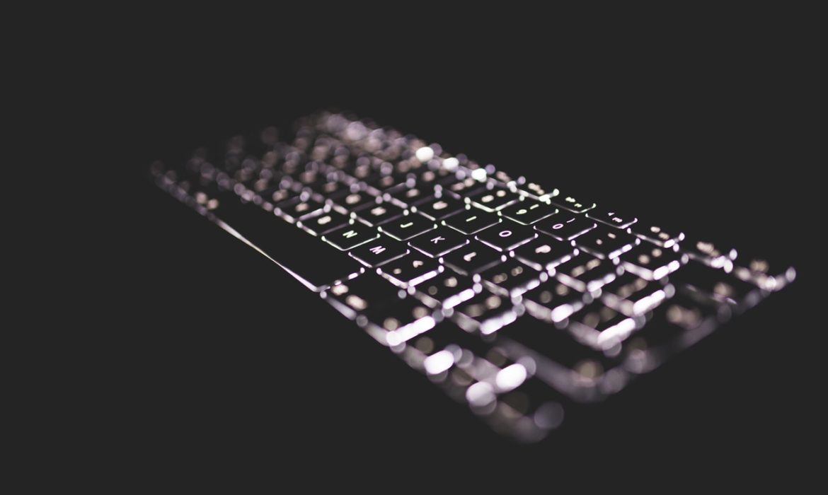 Desmantelan sitio de internet donde distribuían descargas ilegales a todo el mundo