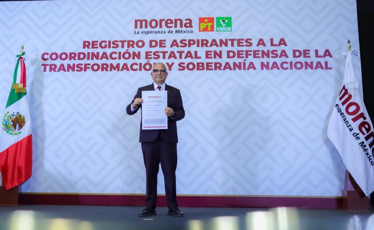 Alfredo Álvarez Cárdenas acude a registrarse para la dirigencia estatal de Morena