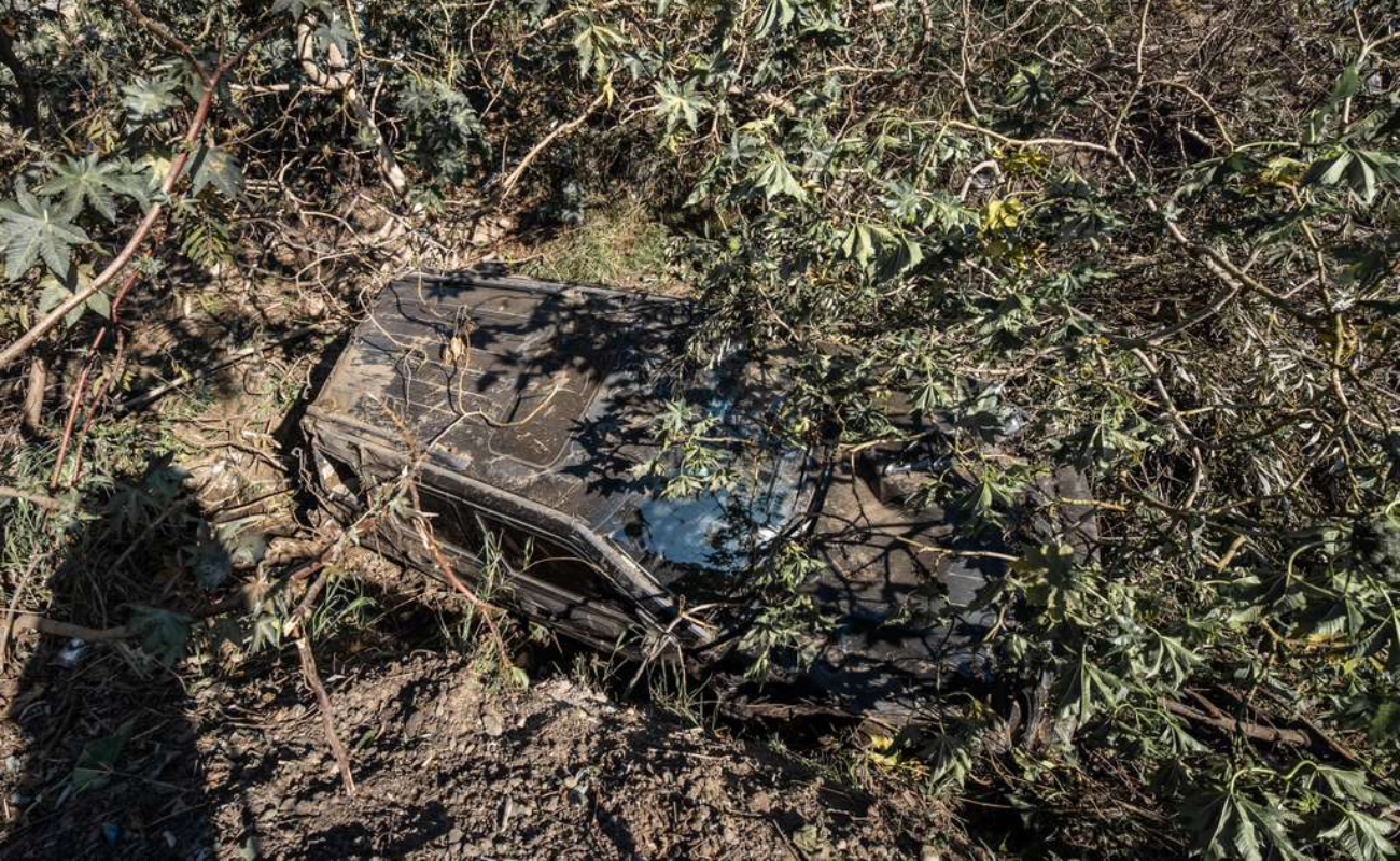 Vuelca camioneta en el bulevar Rosas Magallón; termina entre matorrales
