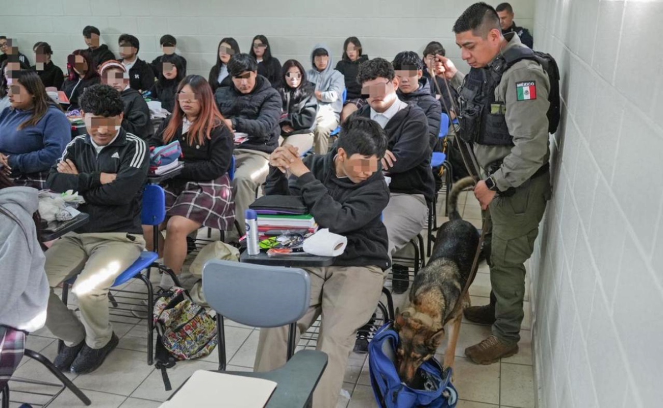 Durante la jornada, y con el acompañamiento de la agente canina “Vali”, se efectuó la verificación preventiva en distintas aulas del plantel.