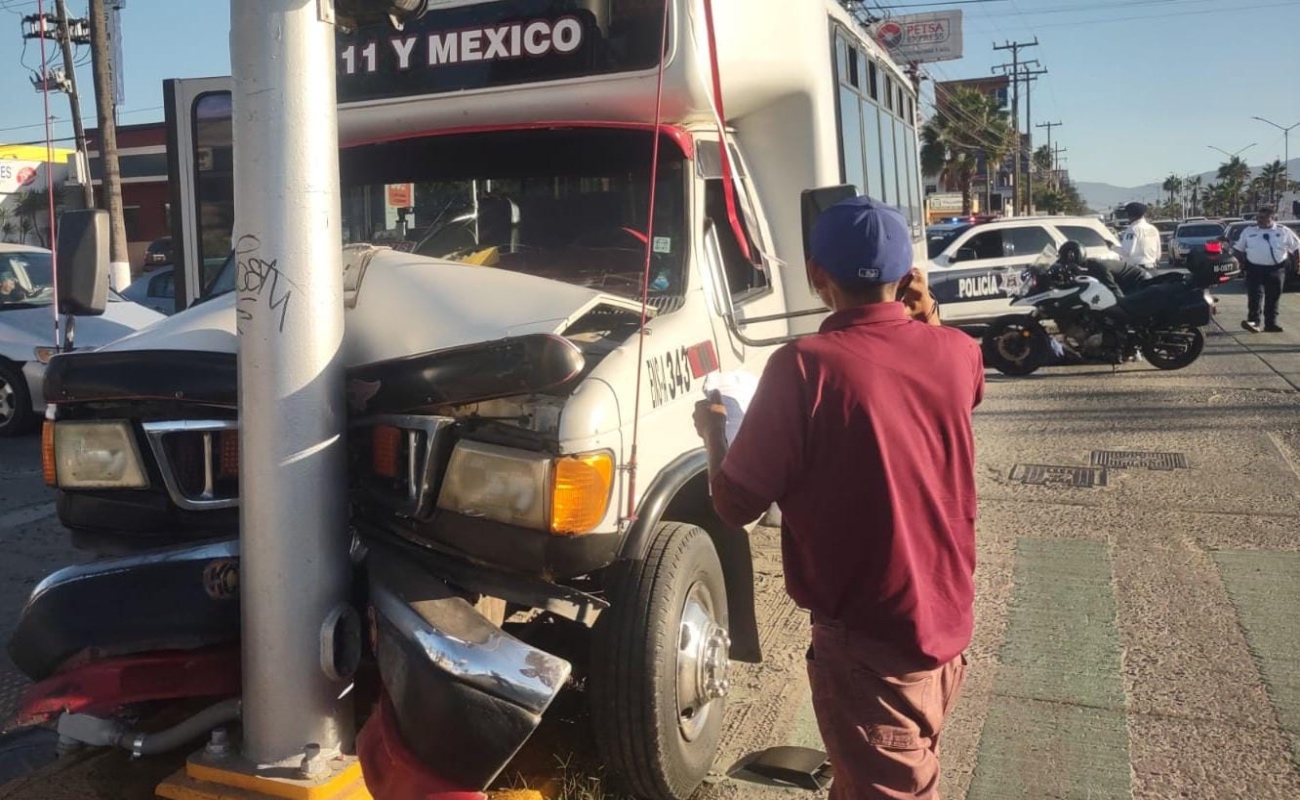 La unidad de transporte público le pasó por encima, ocasionando lesiones internas graves y una fractura expuesta en la pierna.