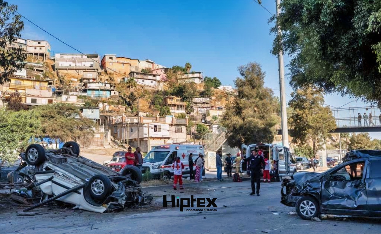 Volcadura deja dos lesionados, entre ellos un menor; bomberos rescatan a conductor atrapado