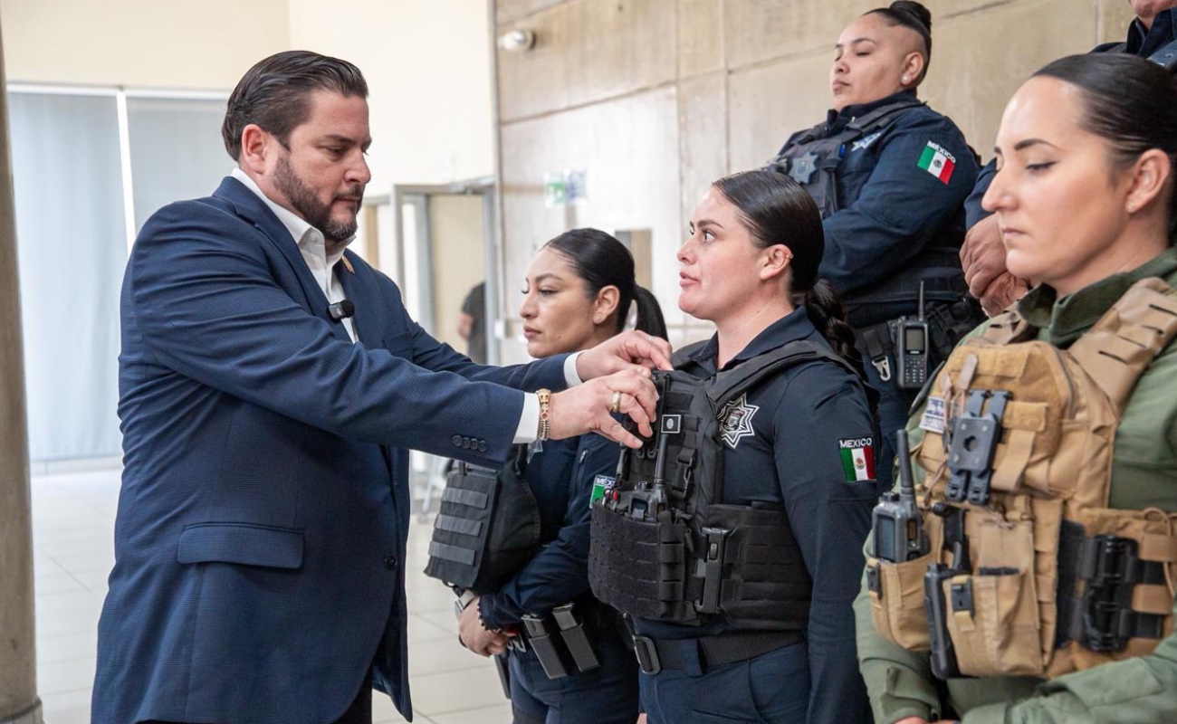 Entrega Ismael Burgueño cámaras corporales a elementos de la Policía Municipal de Tijuana