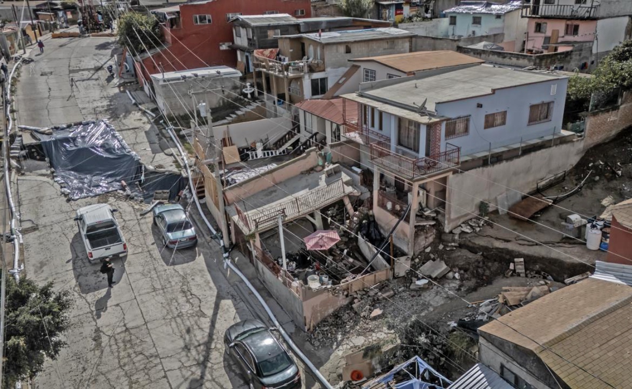 Continúan activos deslizamientos en la colonia Sánchez Taboada