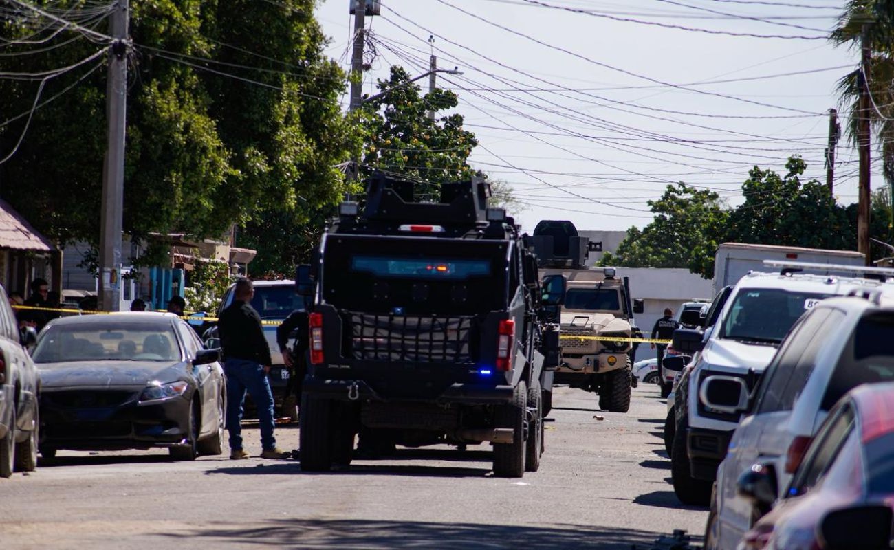 El atentado dejó daños materiales en vidrios, paredes y un vehículo estacionado, sin que se registraran agentes lesionados.
