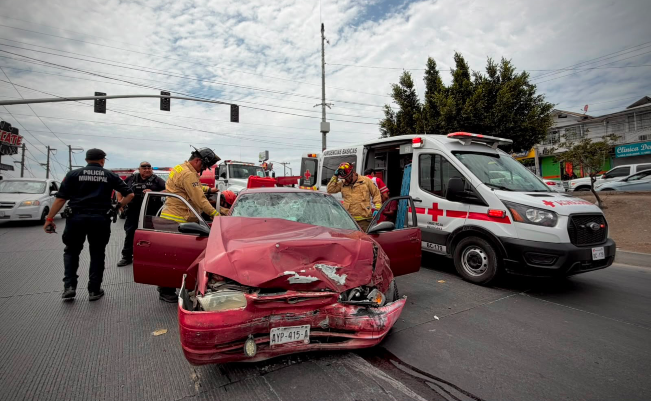 Peritos de la Policía Municipal procesaron el accidente para determinar las causas y deslindar responsabilidades.