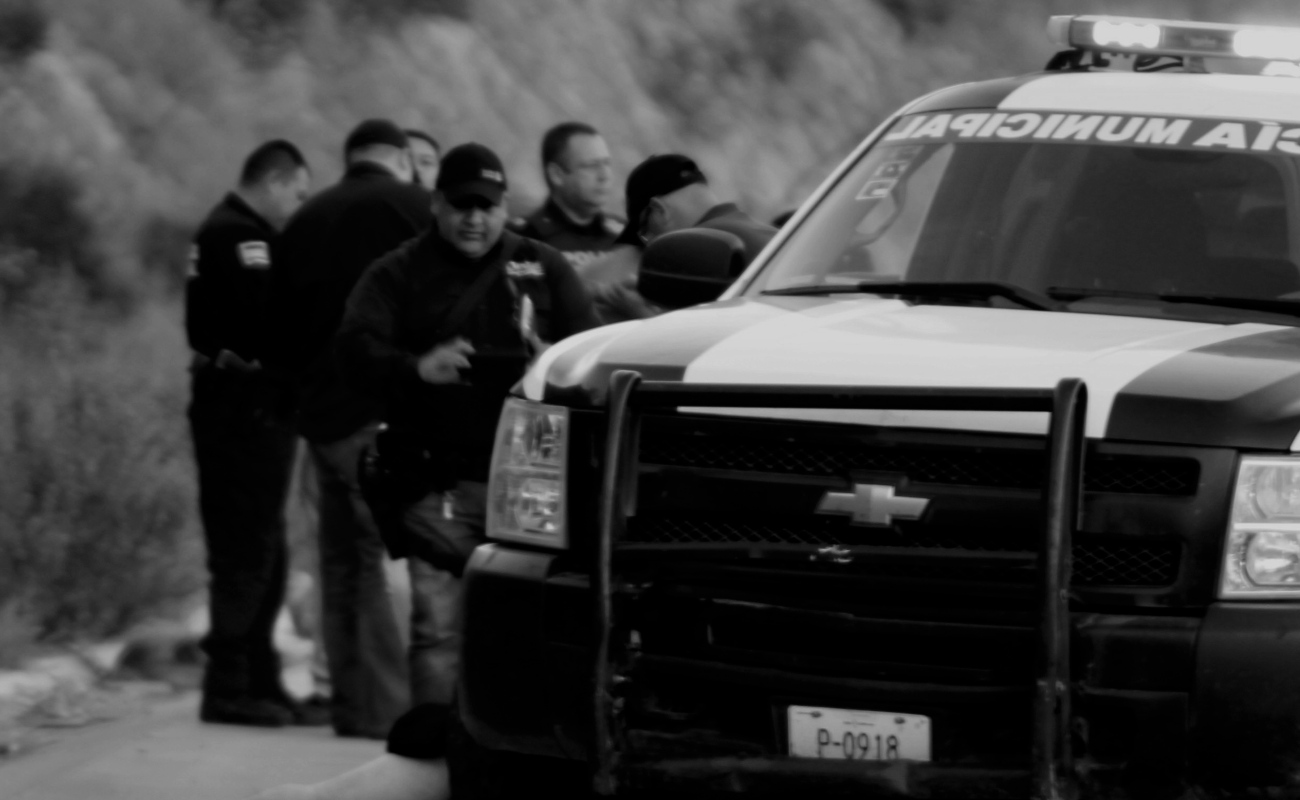 Al arribar agentes policiacos, confirmaron que en la falda del cerro, se localizaban dos hombres sin vida y con huellas de violencia.